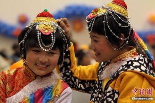 西藏的藏族情侣网红吃瓜,网红情侣的甜蜜瓜界探险记